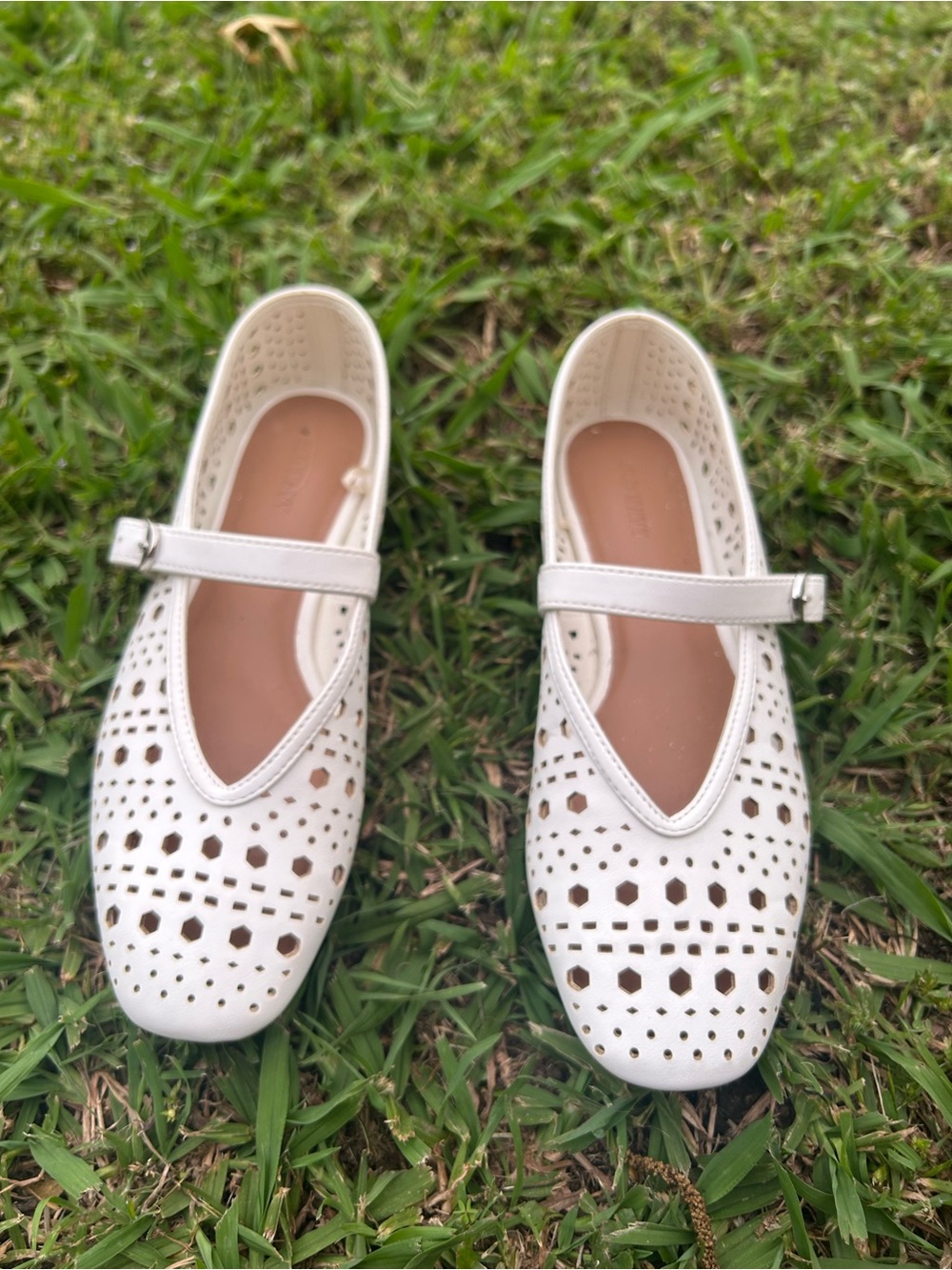 Old Navy White Perforated Mary Jane Flats, Summer Flats Size 6 - Picture 2 of 5